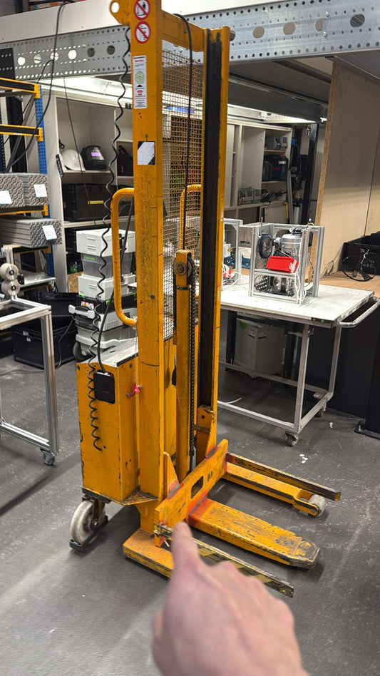 Elektrischer Hochhubwagen / Deichselstapler